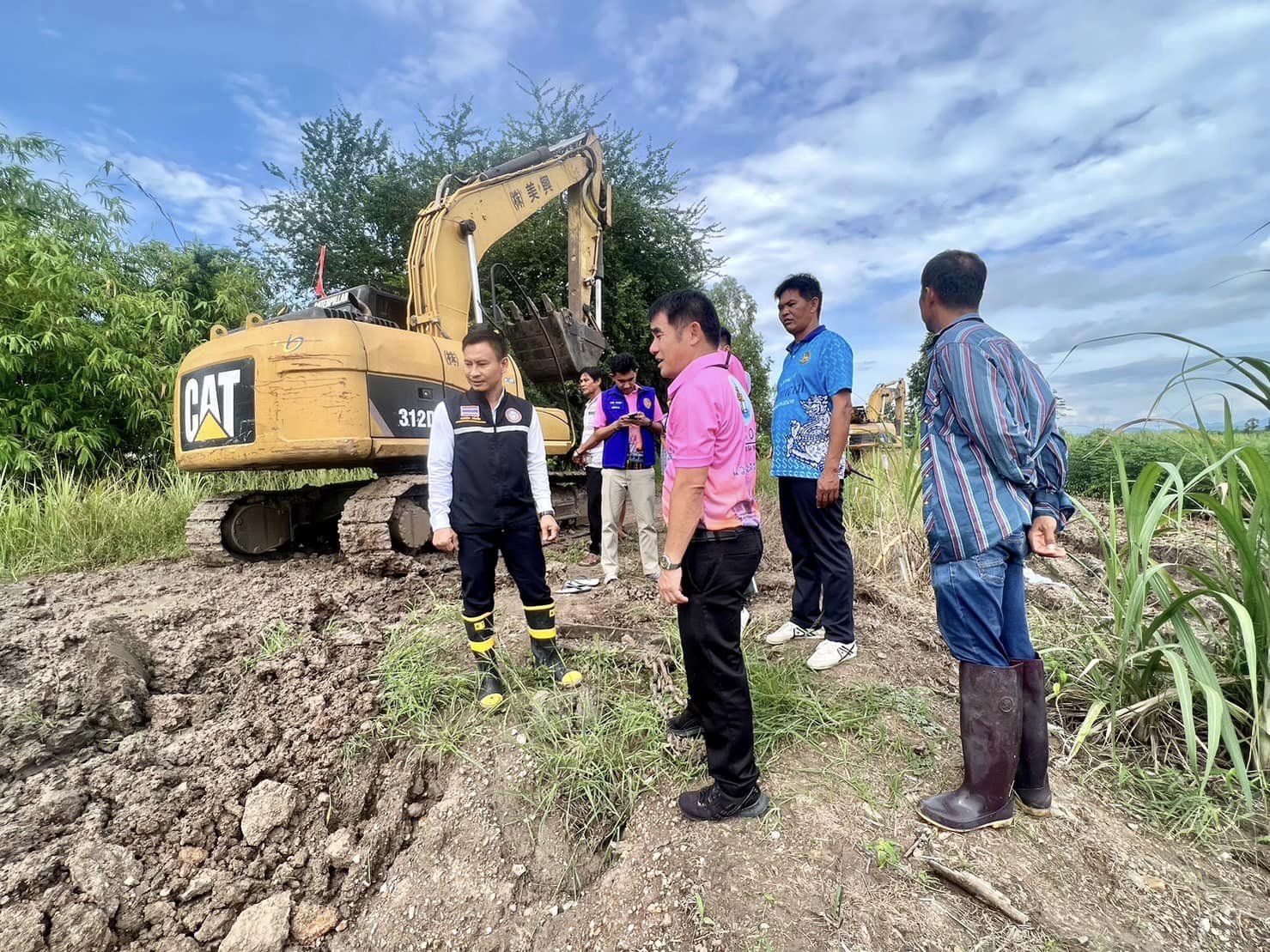 ลงพื้นที่และร่วมประชุมปรึกษาหาแนวทางช่วยเหลือประชาชนที่ได้รับความเดือนร้อนในพื้นที่ตำบลห้วยใหญ่