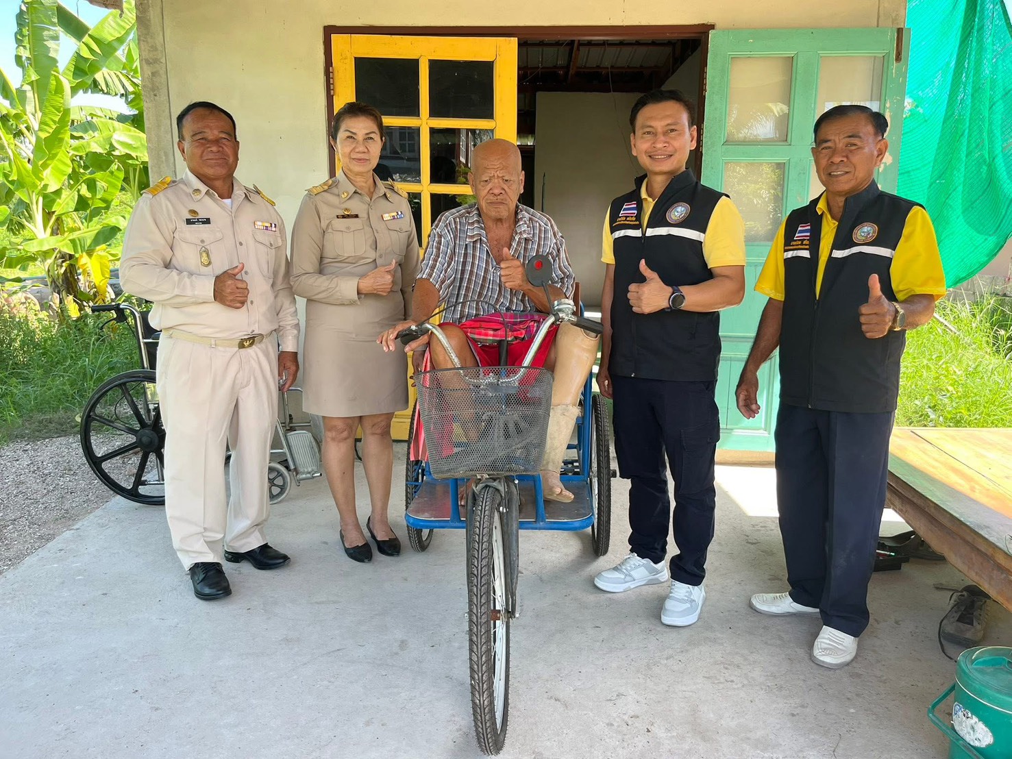 องค์การบริหารส่วนตําบลทุ่งท่าช้าง มอบและเปลี่ยนเตียงนอนของผู้ติดเตียงใหม่ให้กับคุณตา ดำรงค์ ปลื้มอารีย์